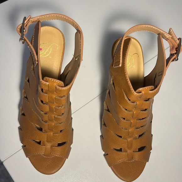 👠Beautiful Camel Colored High Heels 👠 - Picture 2 of 7